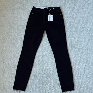NWT Frame Le High Skinny Step Hem- 28
Film Noir